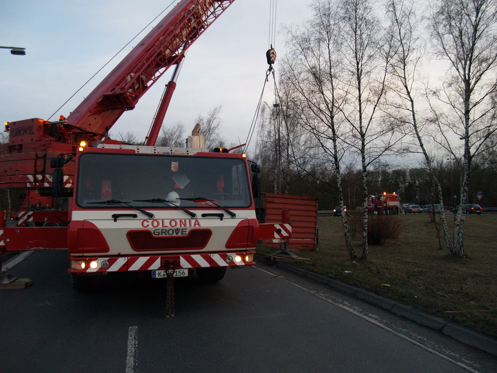 LKW verliert Container Koeln Niehler Ei P121.JPG